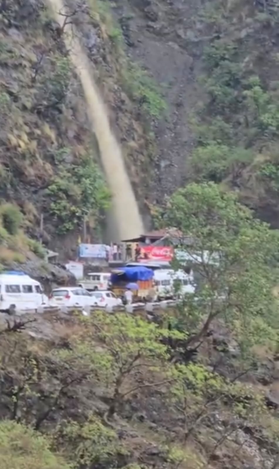 बारिश के चलते विकासनगर-डामटा-नौगांव राष्ट्रीय राजमार्ग बाधित, दोनों ओर वाहनों की लंबी कतारें