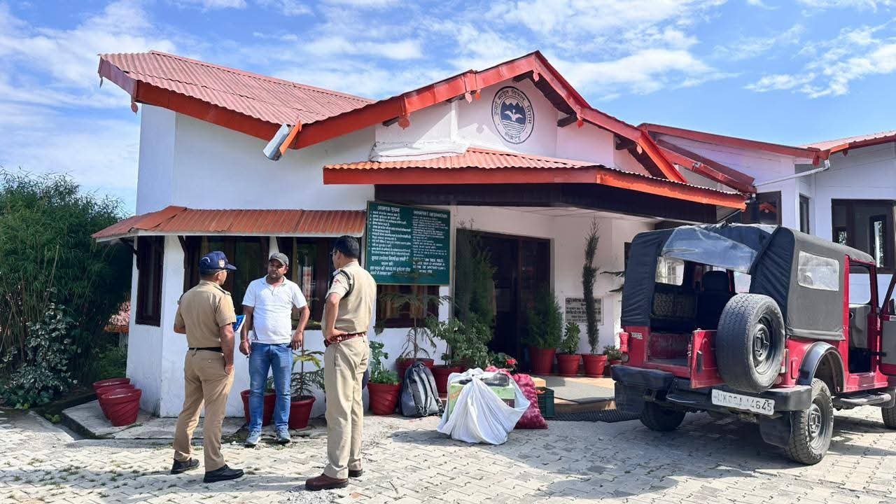 मालवीय नगर अग्निकांड के बाद अलर्ट मोड में अल्मोड़ा फायर सर्विस, बिनसर क्षेत्र के प्रतिष्ठानों का किया सघन अग्नि सुरक्षा निरीक्षण
