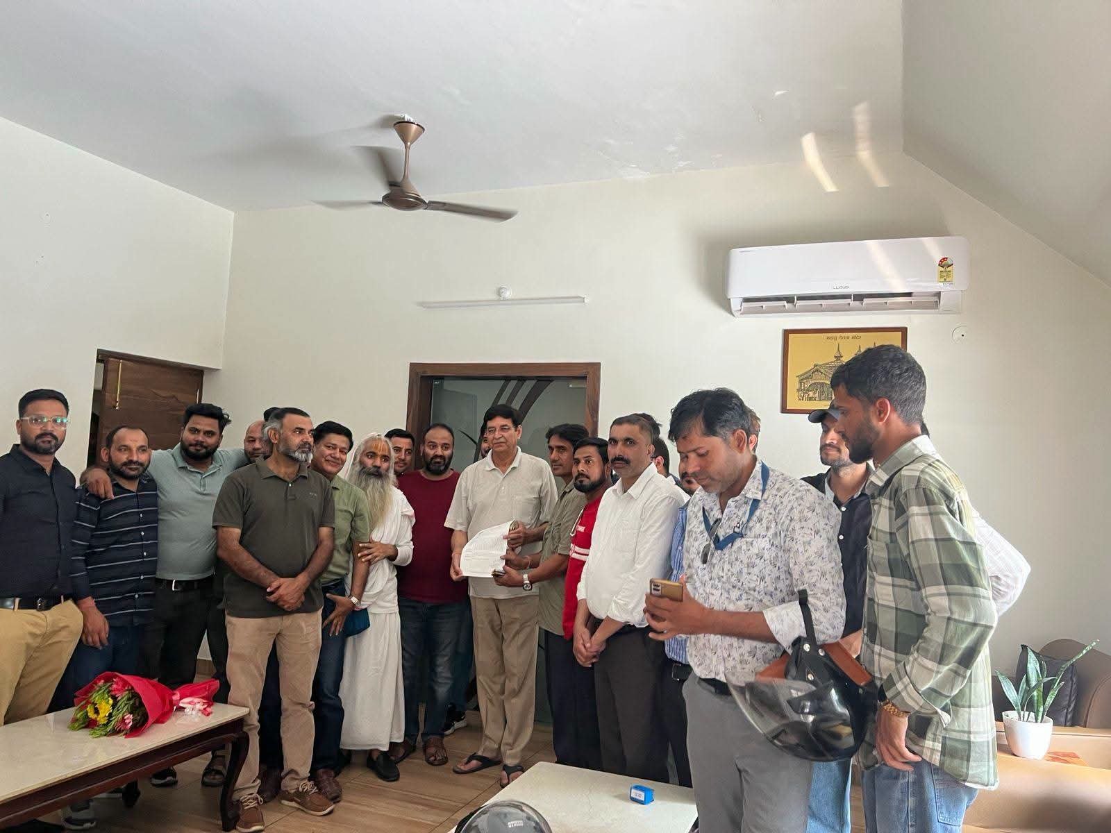 कोचिंग संस्थानों को सील करने से पहले सुधार का अवसर मिले: प्रीतम सिंह से मिले संचालकों के प्रतिनिधि
