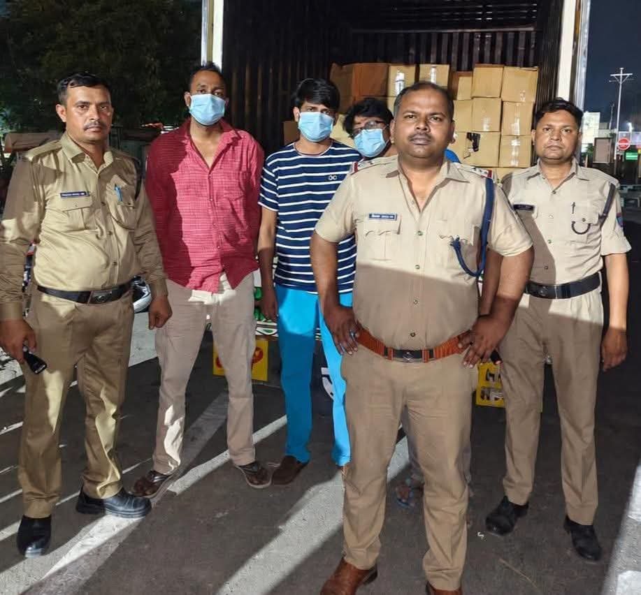 कुल्हाल बॉर्डर पर पुलिस की बड़ी कार्रवाई, 120 पेटी अवैध शराब के साथ तीन तस्कर गिरफ्तार