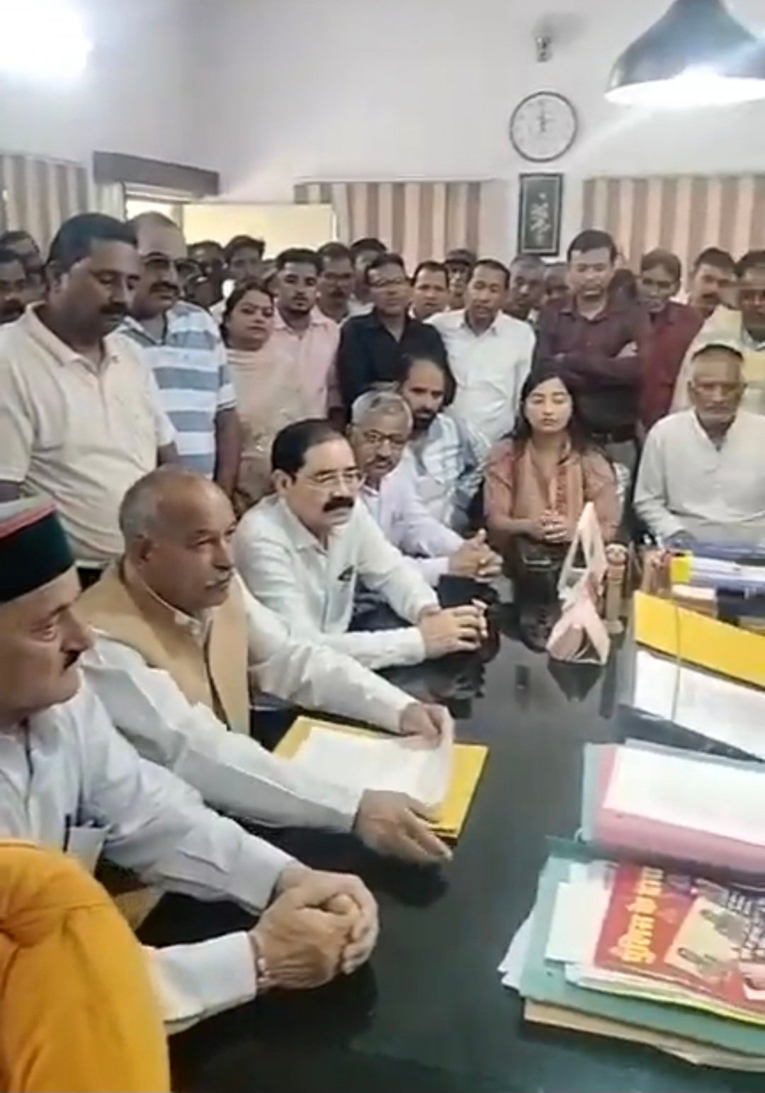 “यहां कुर्सियां बचेंगी नहीं…” सक्षम अधिकारी न मिलने पर भड़के रघुनाथ सिंह नेगी, उपजिला अस्पताल में विशेषज्ञ डॉक्टरों की तैनाती की मांग