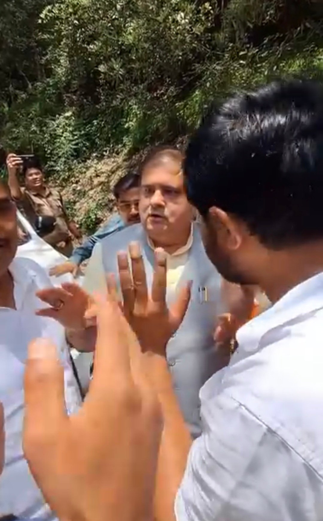 पोखरी में उक्रांद कार्यकर्ताओं ने भाजपा प्रदेश अध्यक्ष महेंद्र भट्ट का किया घेराव