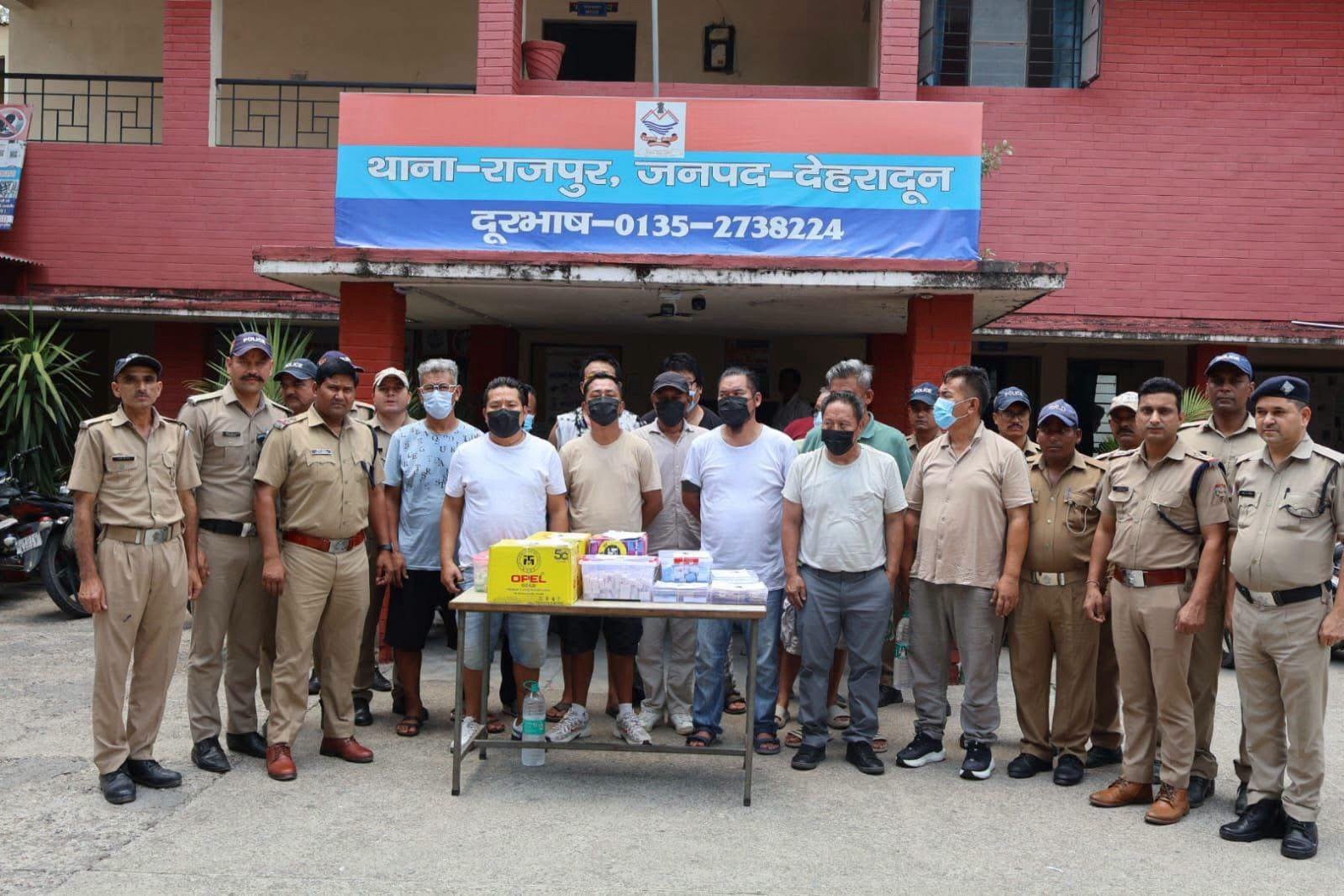 राजपुर में जुए के अड्डे पर दून पुलिस की सर्जिकल स्ट्राइक, अमेरिकी नागरिक समेत 13 गिरफ्तार