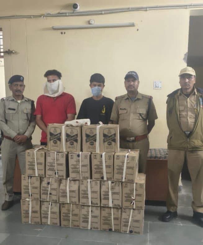 गुप्तकाशी पुलिस का नशा तस्करों पर बड़ा प्रहार, बोलेरो पिकअप से 227 बोतल अवैध शराब बरामद