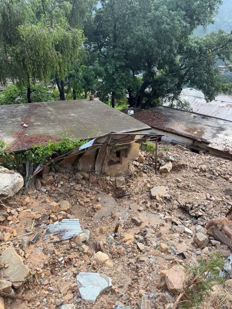 चमोली में अतिवृष्टि का कहर: नारायणबगड़ बाजार में घुसा मलबा, वाहन दबे, घर-दुकानों को भारी नुकसान