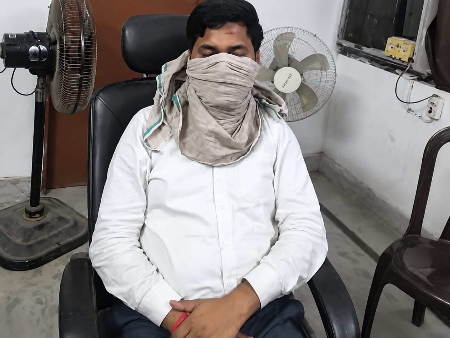 घूस लेते रंगे हाथ गिरफ्तार हुआ जेई, ग्राम पंचायत विकास अधिकारी पर भी मुकदमा