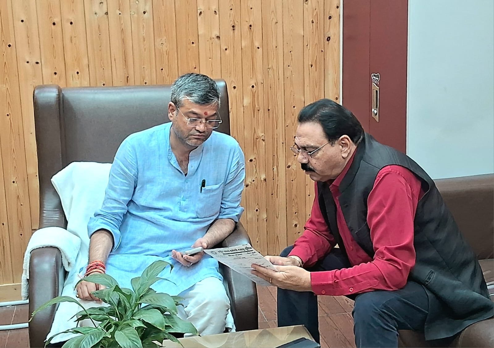 सफाई कर्मचारी यूनियन के धरने पर पहुंचे अशोक वर्मा, बोले- वार्ता से होगा समस्याओं का समाधान