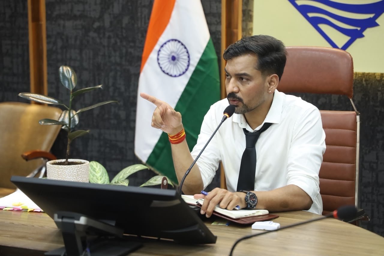 जनहित के कार्यों में लापरवाही नहीं होगी बर्दाश्त, डीएम डॉ. आशीष चौहान ने विभागों को दिए सख्त निर्देश