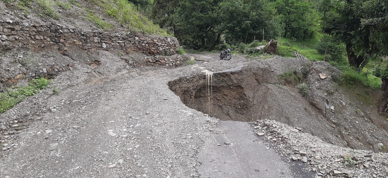 जौनसार-बावर में बारिश का कहर: 15 सड़कें अब भी बंद, 50 से अधिक गांवों का जनजीवन प्रभावित