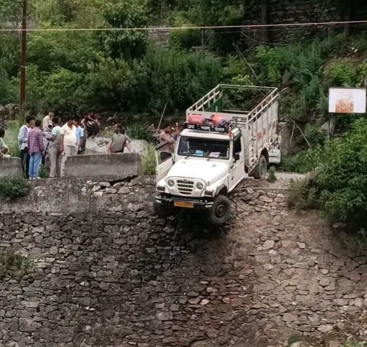 त्यूनी इंटर कॉलेज रोड पर सिलेंडर ले जा रही पिकअप हादसे से बाल-बाल बची, बड़ा हादसा टला