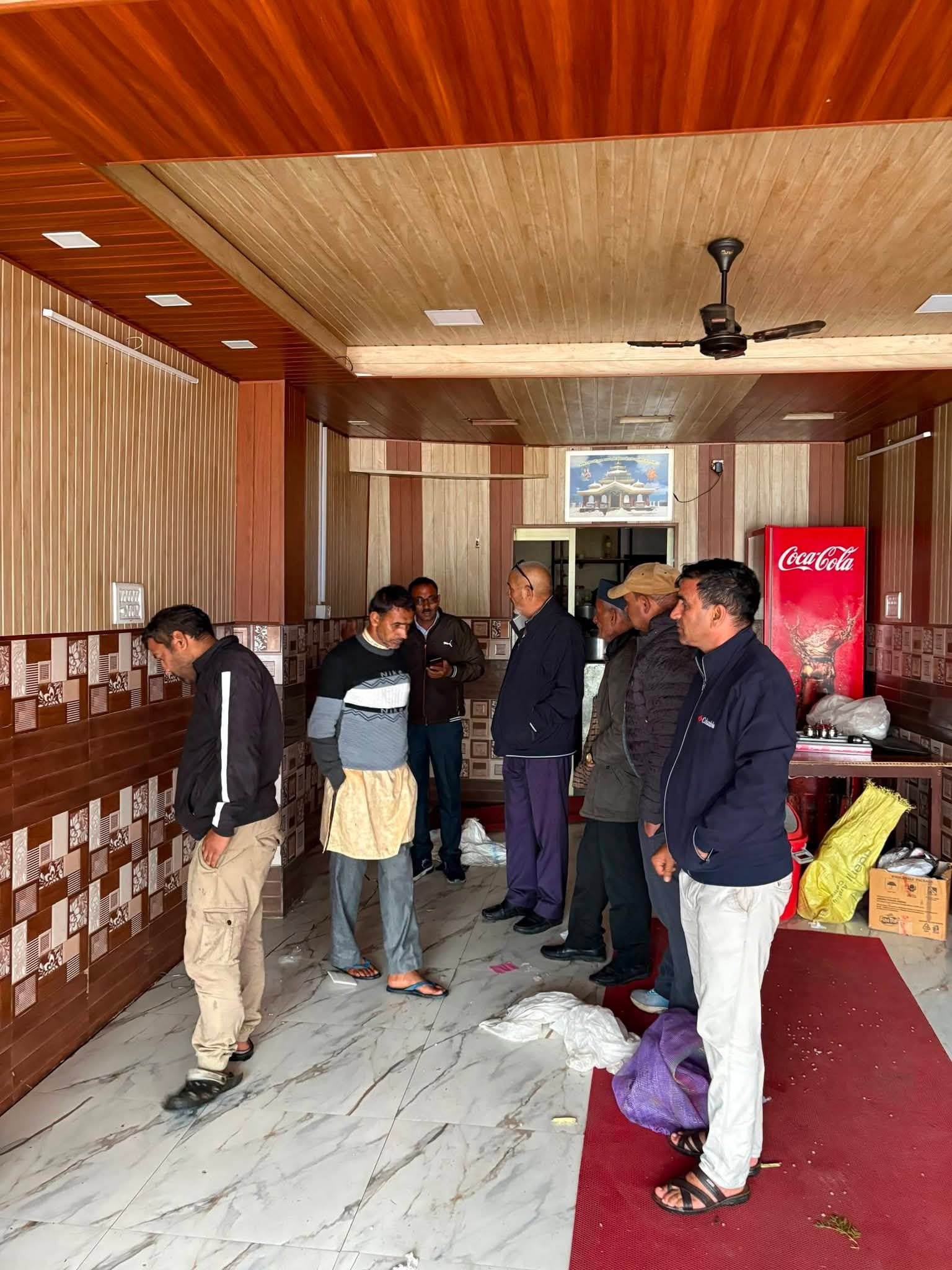 धनोल्टी के कद्दूखाल में भूस्खलन से होटल भवनों में पड़ी दरारें, पूर्व पालिका अध्यक्ष मनमोहन सिंह मल्ल ने किया प्रभावित क्षेत्र का दौरा