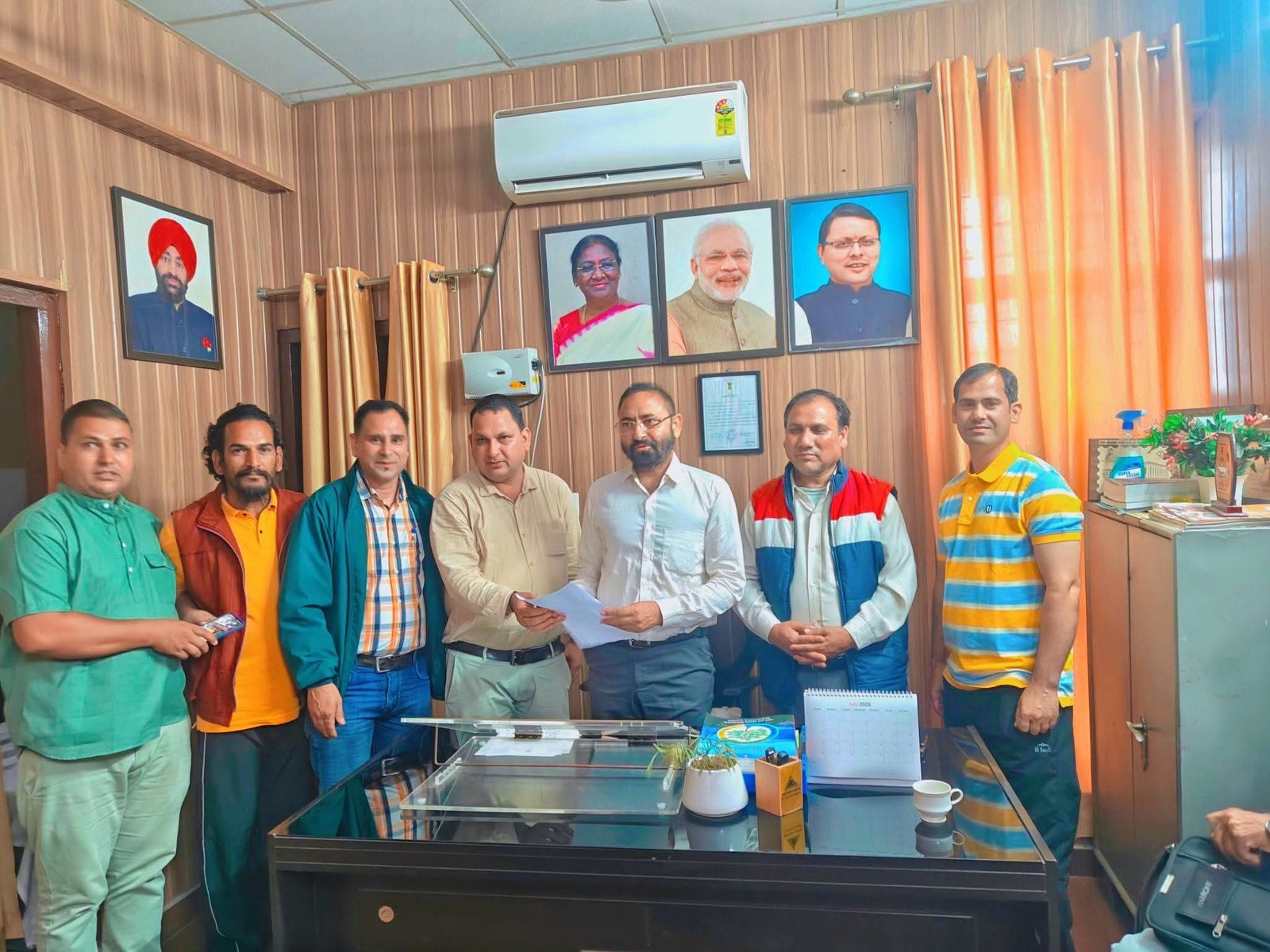 धनोल्टी विधायक प्रीतम सिंह पंवार से क्षेत्रीय प्रतिनिधियों ने की मुलाकात, विकास योजनाओं पर हुई चर्चा