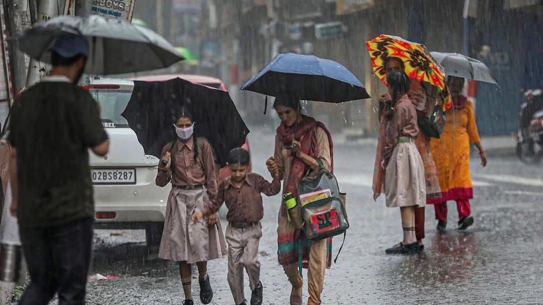 भारी बारिश का अलर्ट: देहरादून में कल भी बंद रहेंगे स्कूल, जिलाधिकारी ने जारी किए आदेश