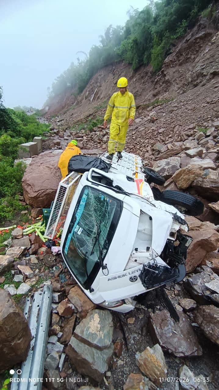 पहाड़ी से गिरे बोल्डर की चपेट में आया पिकअप वाहन, SDRF ने चलाया सर्च अभियान
