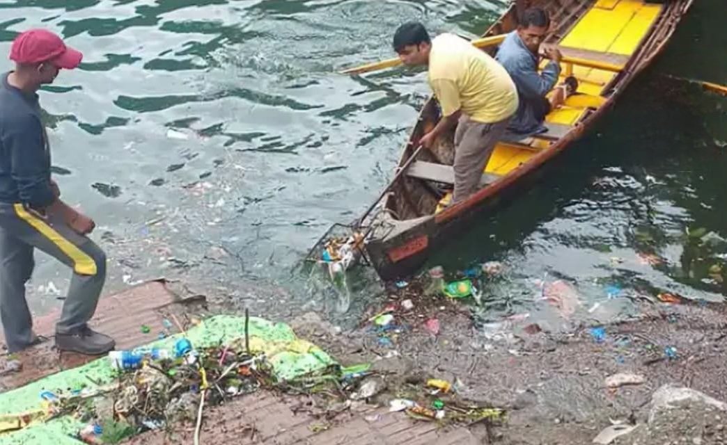 नैनी झील की सफाई के लिए प्रशासन का विशेष अभियान, झील से हटाया गया प्लास्टिक व अन्य कचरा