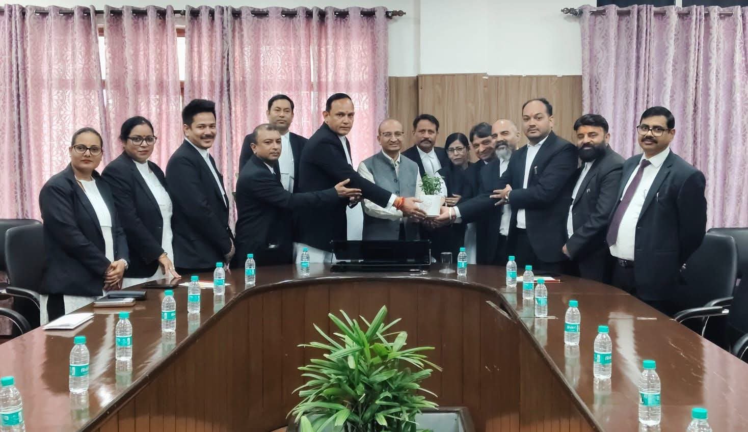 देहरादून में हाईकोर्ट शिफ्ट करने या सर्किट बेंच बनाने की उठी मांग, बार एसोसिएशन ने मुख्य न्यायाधीश को भेजा प्रतिवेदन
