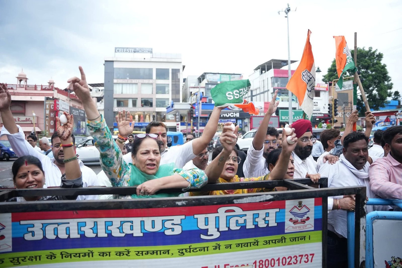 भाजपा–कांग्रेस आमने-सामने: कांग्रेस कार्यकर्ताओं का शक्ति प्रदर्शन, भाजपा प्रदेश कार्यालय की ओर किया कूच