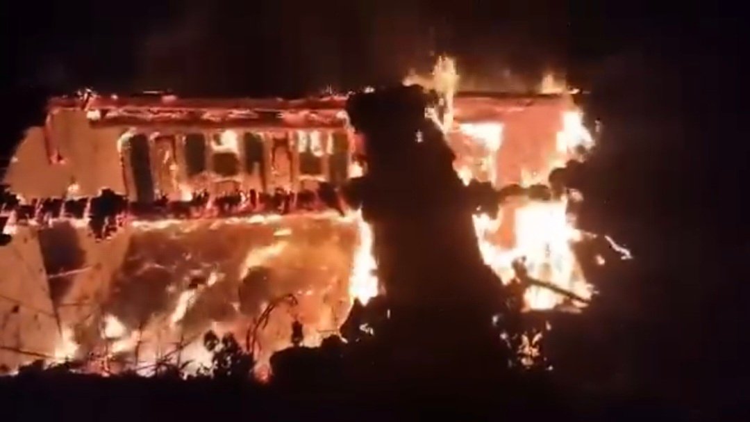 कालसी के भंजरा में भीषण अग्निकांड, छानी जलकर राख, कई बेजुबान मवेशियों की दर्दनाक मौत