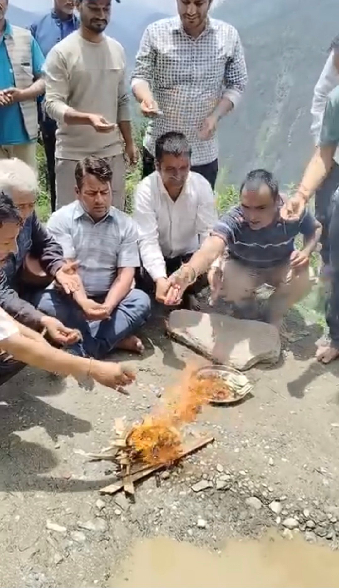 पुरोला में सड़क के गड्ढों का किया पूजन, 10 दिन में मरम्मत नहीं हुई तो आंदोलन की चेतावनी