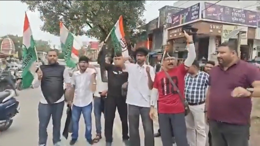 शीशमबाड़ा कूड़ाघर स्थानांतरण को लेकर कांग्रेस का प्रदर्शन, मुख्यमंत्री पर वादाखिलाफी का आरोप