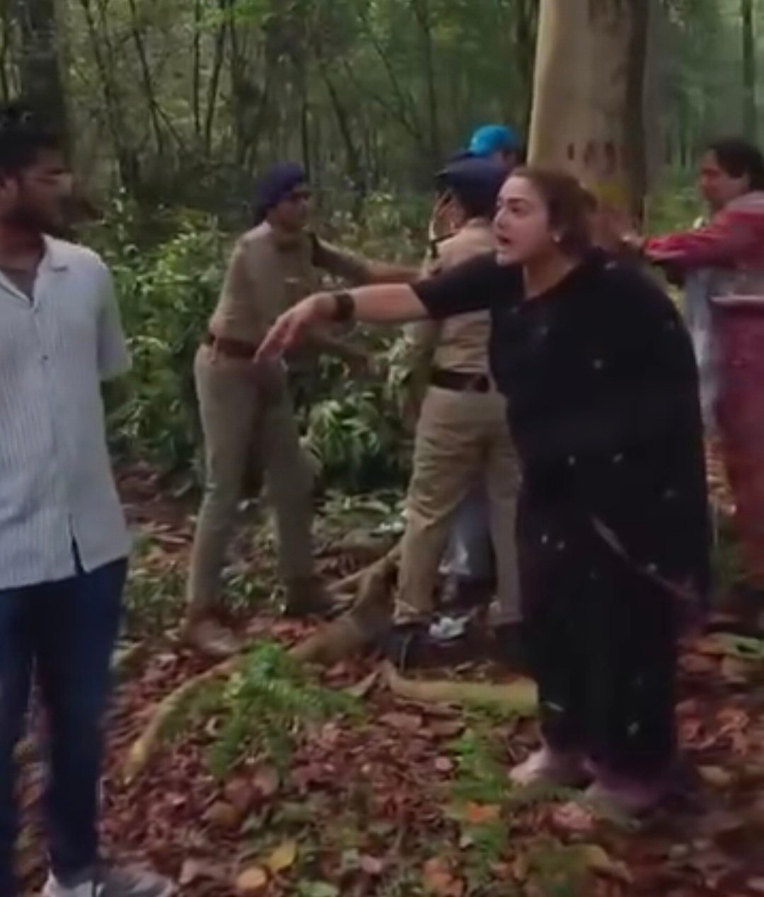 भनियावाला–ऋषिकेश फोरलेन परियोजना के विरोध में प्रदर्शन जारी, पेड़ों की कटाई पर उठे सवाल