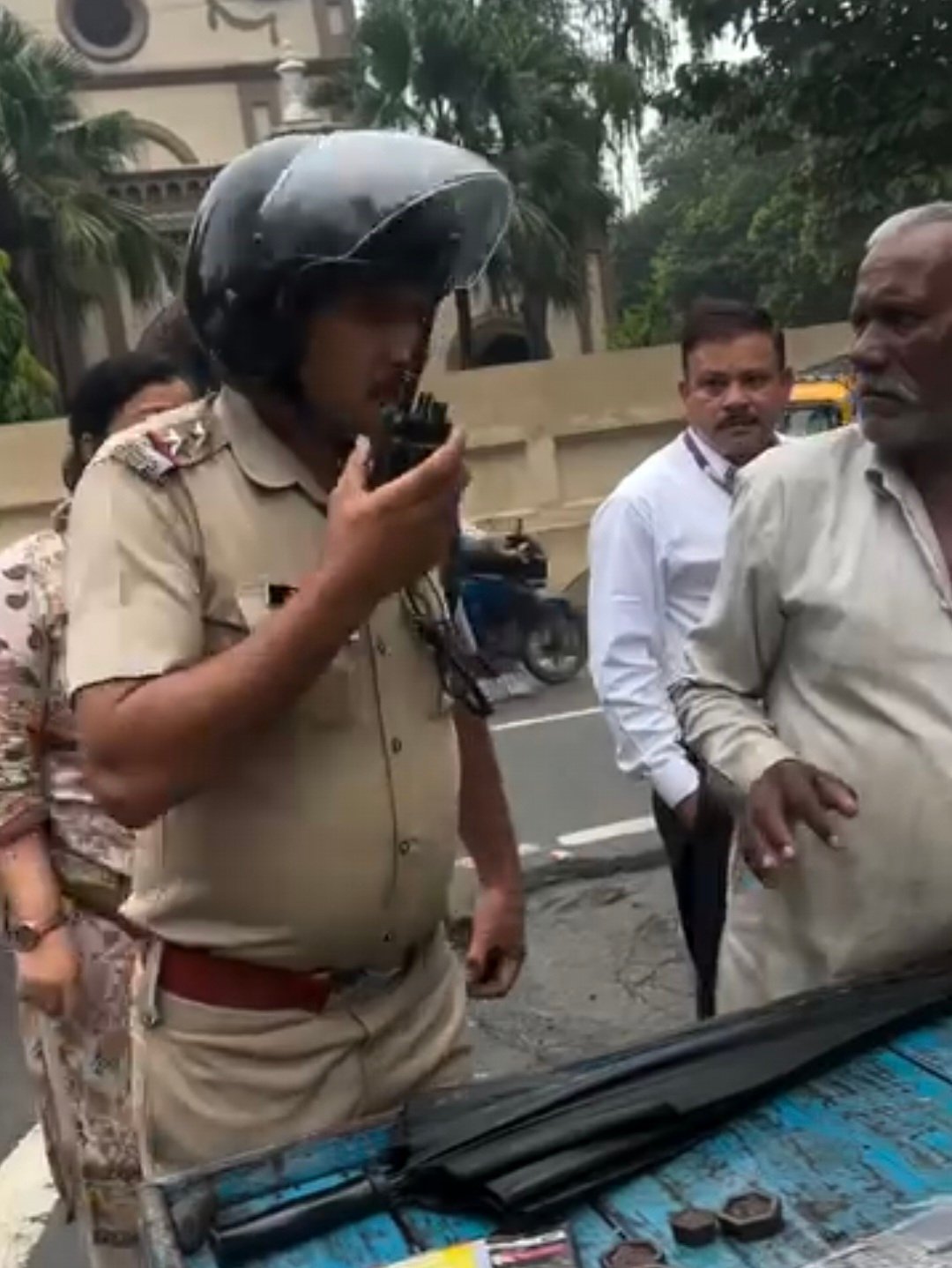 तिब्बती मार्केट के पास बुजुर्ग फल विक्रेता से मारपीट का आरोप, पुलिसकर्मी पर रिश्वत लेने के भी लगे आरोप