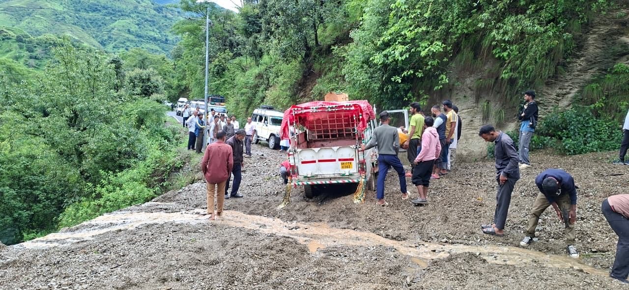 जौनसार-बावर में भारी बारिश का कहर: 30 मोटर मार्ग बंद, कई गांवों का संपर्क टूटा, जनजीवन अस्त-व्यस्त