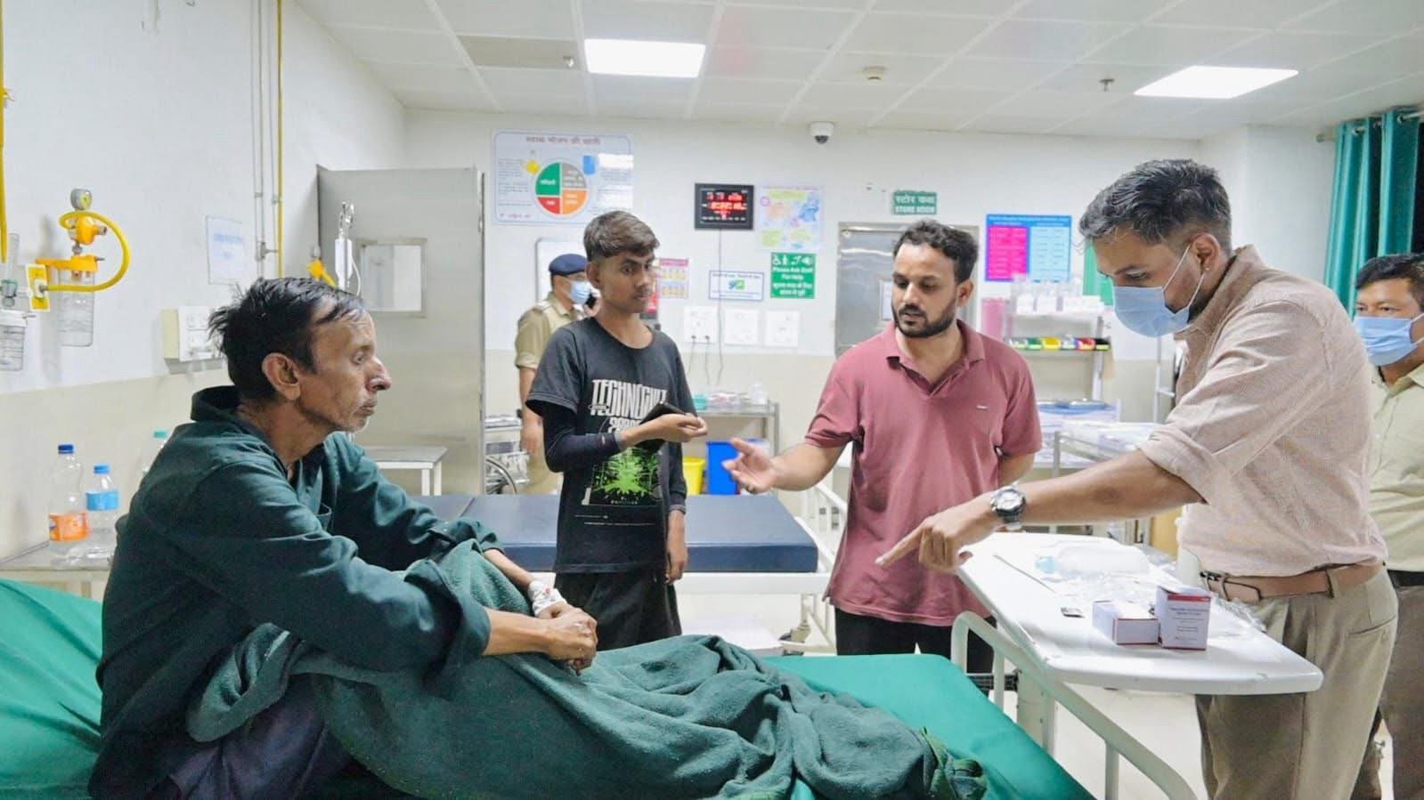 रात 8 बजे कोरोनेशन अस्पताल पर डीएम का औचक छापा, ICU से वार्ड तक मिली भारी लापरवाही