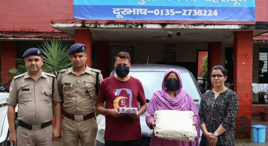 देहरादून: जाखन के साड़ी शोरूम में लाखों की चोरी का खुलासा, महिला समेत दो आरोपी दिल्ली से गिरफ्तार