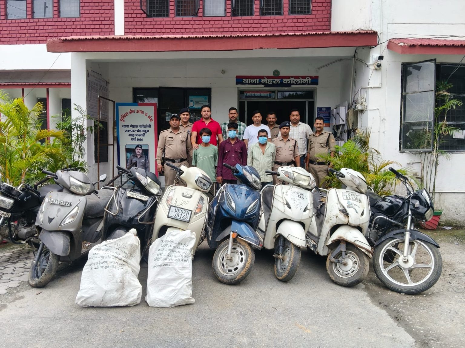 दून पुलिस की बड़ी कामयाबी: तीन शातिर वाहन चोर गिरफ्तार, 10 चोरी के दोपहिया वाहन व पार्ट्स बरामद