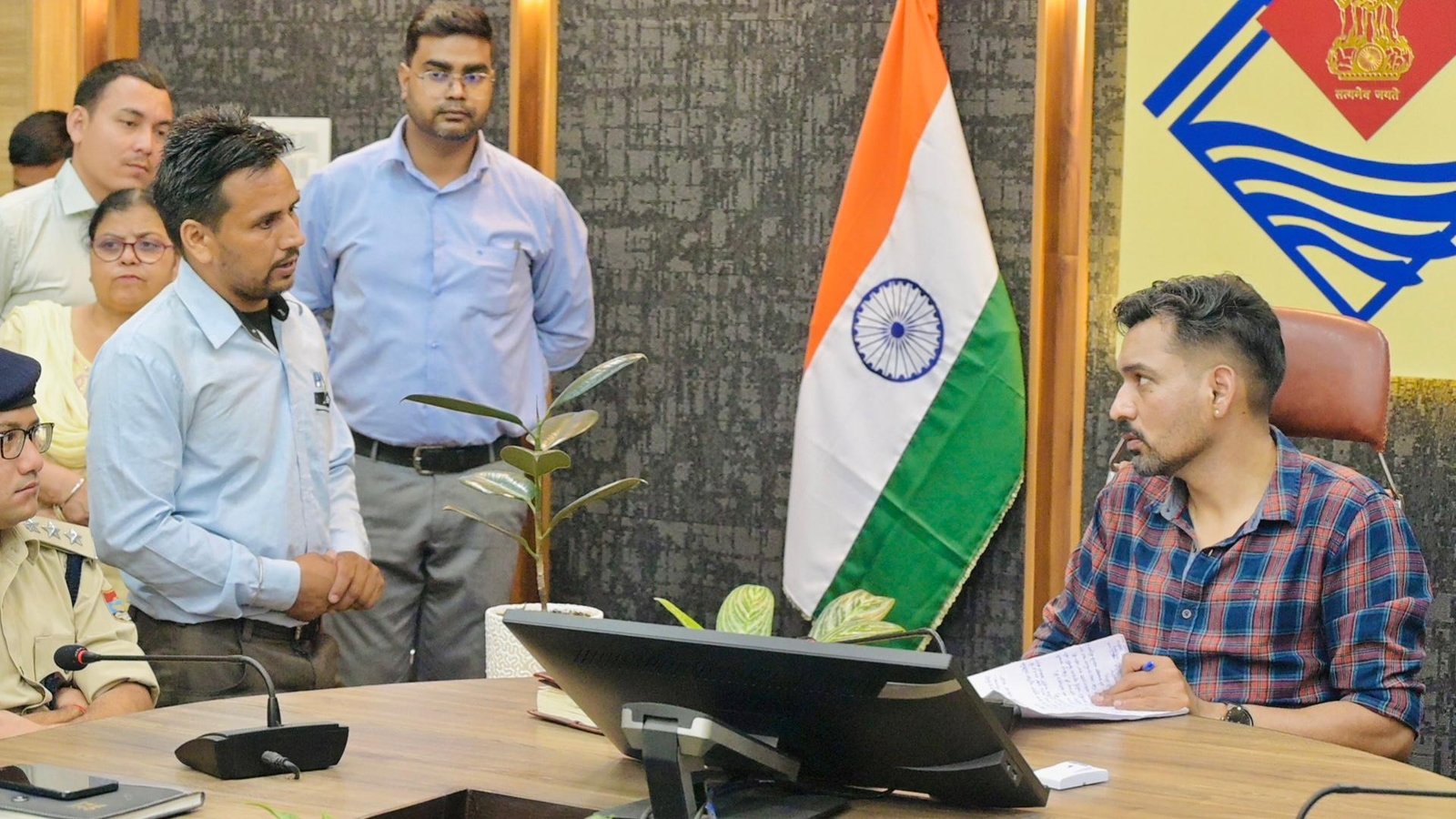 देहरादून में डीएम का ‘एक्शन डे’, लापरवाह अफसरों पर गिरी गाज; भू-माफियाओं पर सख्त कार्रवाई के निर्देश