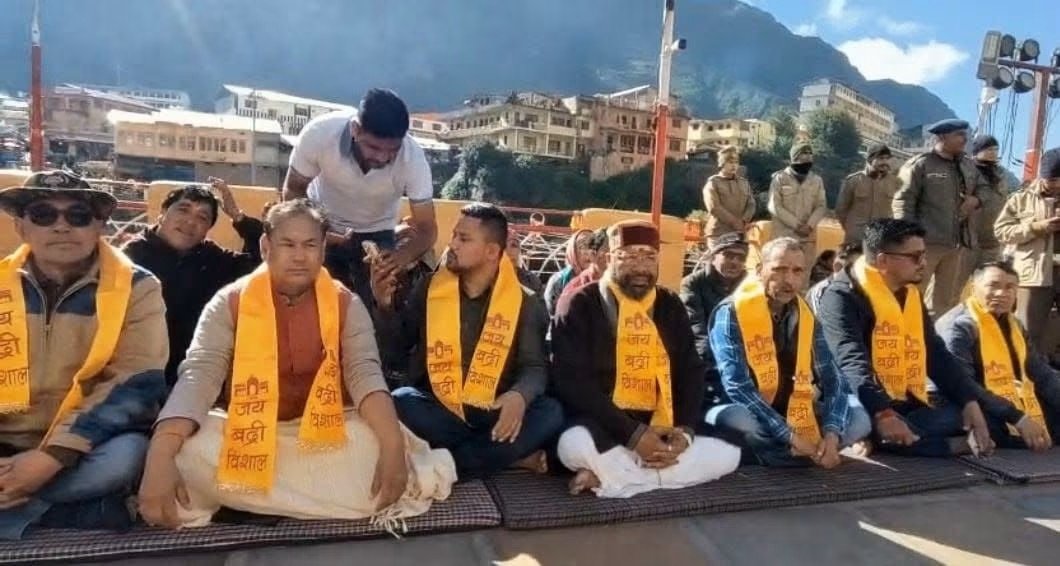 बद्रीनाथ धाम में चढ़ावा-दान विवाद गरमाया, विधायक लखपत बुटोला सिंह द्वार पर मौन व्रत पर बैठे