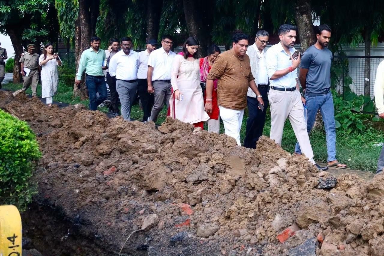 सीमाद्वार नाला पुनर्निर्माण परियोजना का डीएम ने किया स्थलीय निरीक्षण, अवैध सड़क कटिंग पर मशीन सीज