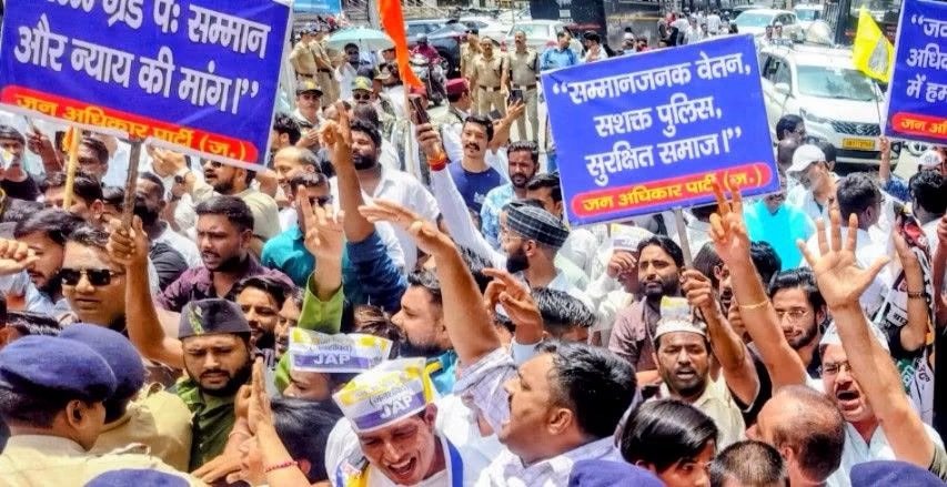 4600 ग्रेड पे की मांग पर पीएचक्यू कूच, बैरिकेडिंग पर रोका गया प्रदर्शन; आंदोलन तेज करने की चेतावनी