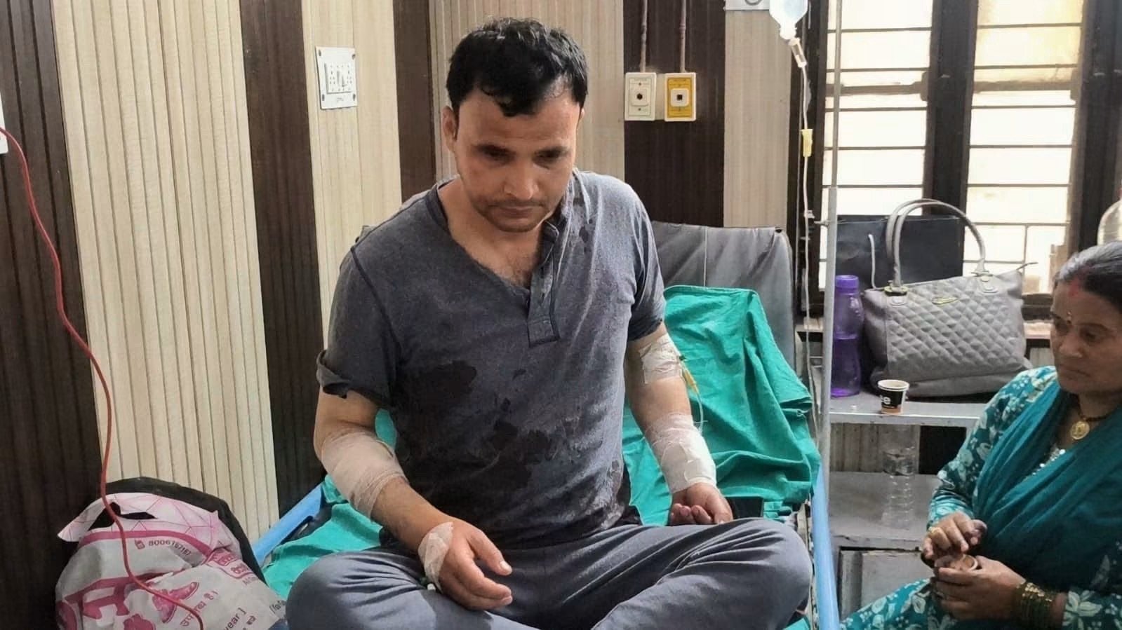 शिक्षिका पत्नी ने शिक्षक पति पर धारदार हथियार से किया हमला, घरेलू विवाद में शिक्षक गंभीर घायल