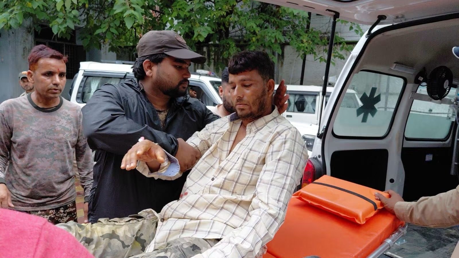 बाघ के जबड़े से साथी को खींच लाए 4 साहसी वनकर्मी, कार्बेट में सूझबूझ और हवाई फायरिंग से बचाई जान
