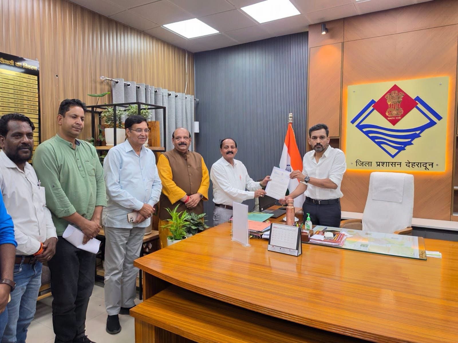 विद्यालय को तोड़ने की कार्रवाई पर रोक लगाने की मांग, कांग्रेस प्रतिनिधिमंडल ने डीएम को सौंपा ज्ञापन