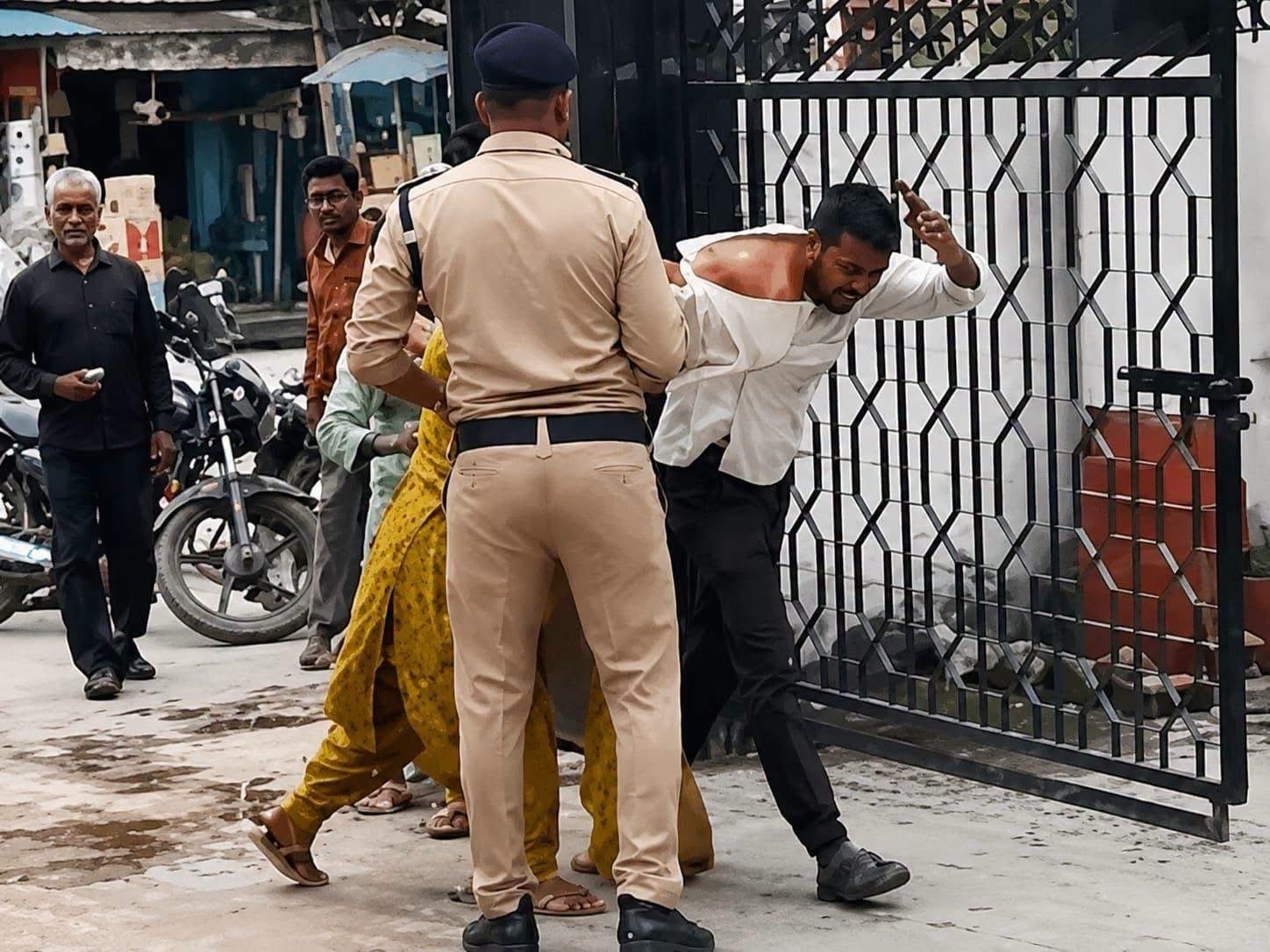 शादी से इनकार पर युवती ने बीच सड़क पर चप्पलों से की प्रेमी की पिटाई, कॉलर पकड़कर कोतवाली तक ले गई