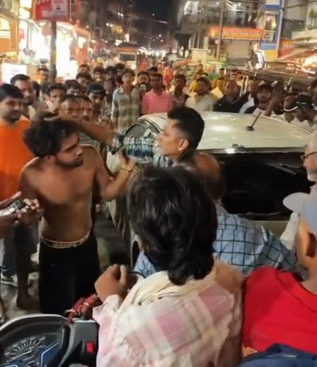 बैरिकेड तोड़ हर की पैड़ी में घुसी कार, नशे में धुत युवकों ने मचाया उत्पात