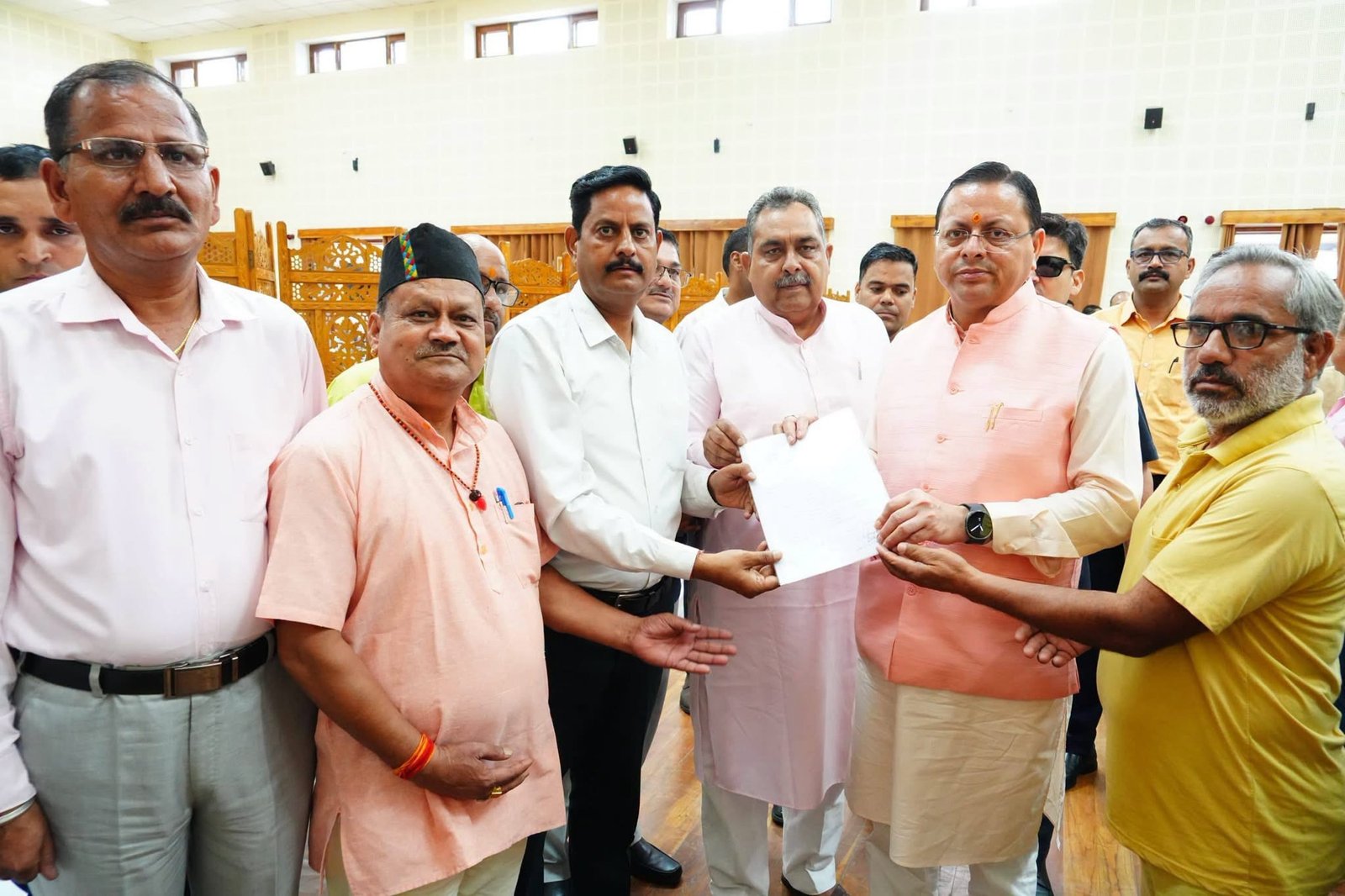 शीशमबाड़ा कूड़ाघर के विस्थापन की मांग तेज, मुख्यमंत्री से मिले विधायक और क्षेत्रवासी