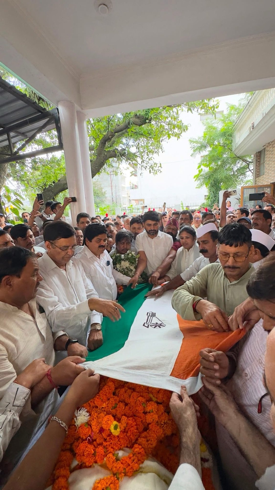 कांग्रेस के वरिष्ठ नेता एवं पूर्व कैबिनेट मंत्री हीरा सिंह बिष्ट को कांग्रेसजनों ने दी भावभीनी अंतिम विदाई