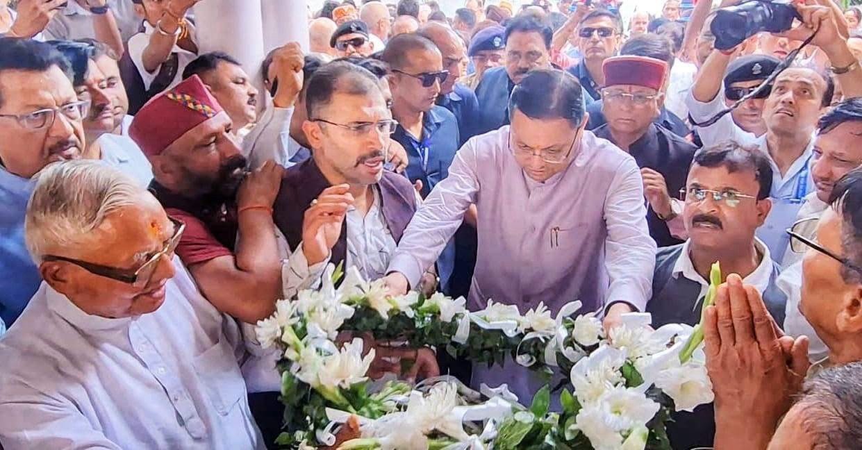 पूर्व कैबिनेट मंत्री हीरा सिंह बिष्ट को मुख्यमंत्री धामी ने दी श्रद्धांजलि