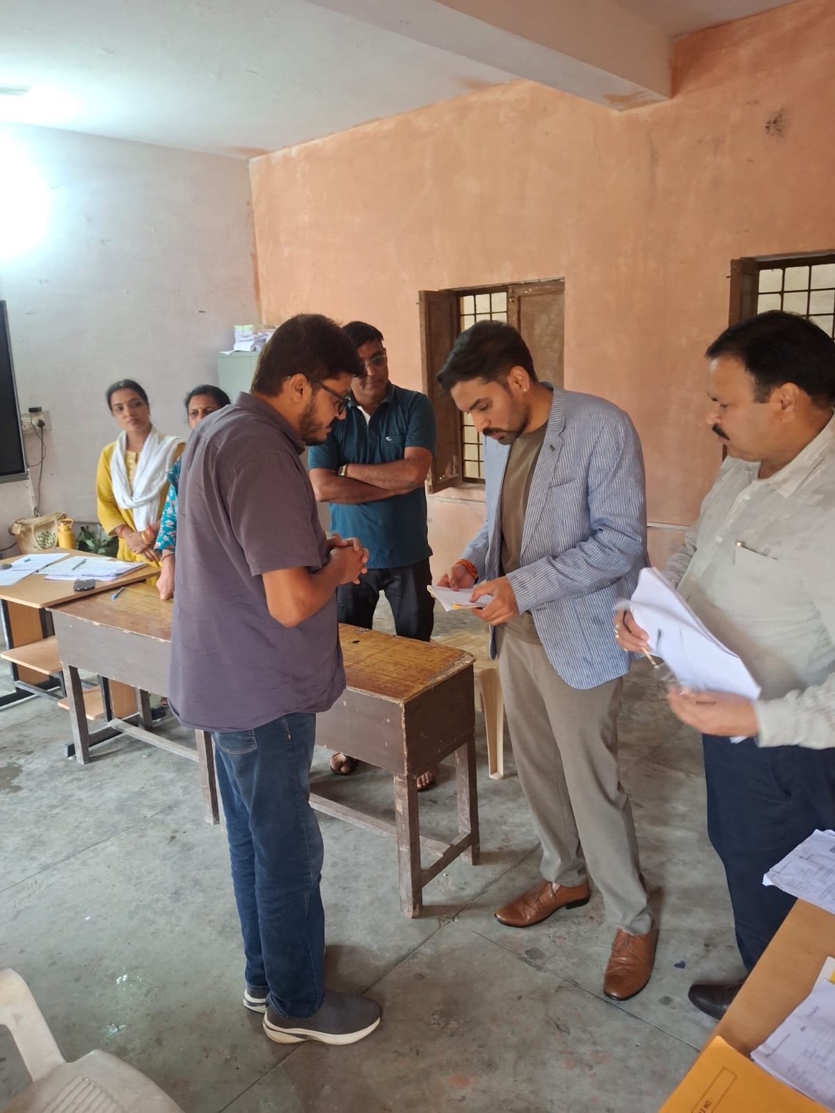 सहसपुर विधानसभा के पोलिंग बूथों का डीएम ने किया निरीक्षण