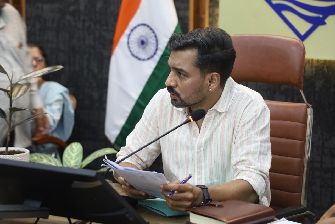 समाधान दिवस में डीएम ने 109 फरियादियों की सुनी समस्याएं, अधिकांश मामलों का मौके पर निस्तारण