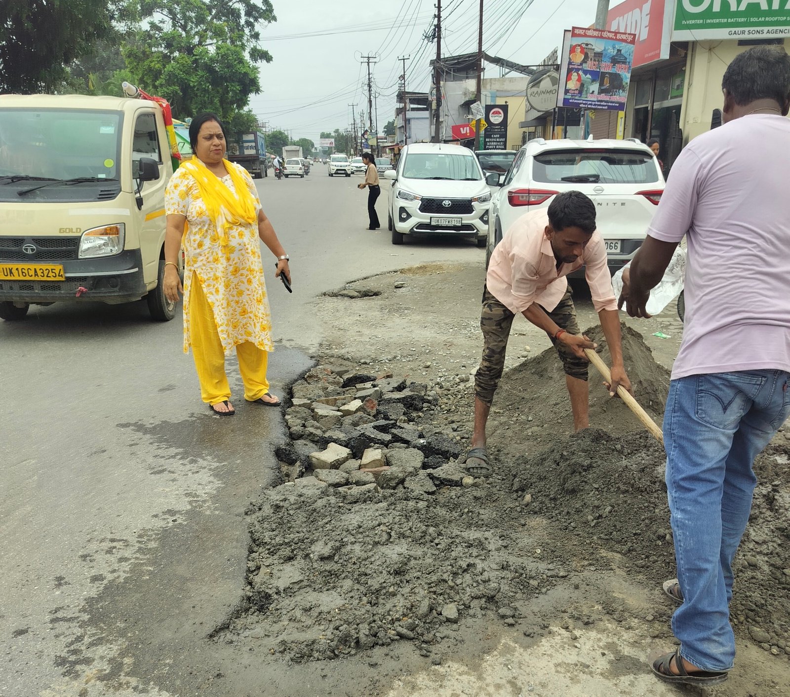 समाजसेवियों की पहल रंग लाई: हरबर्टपुर में जानलेवा गड्ढे भरे
