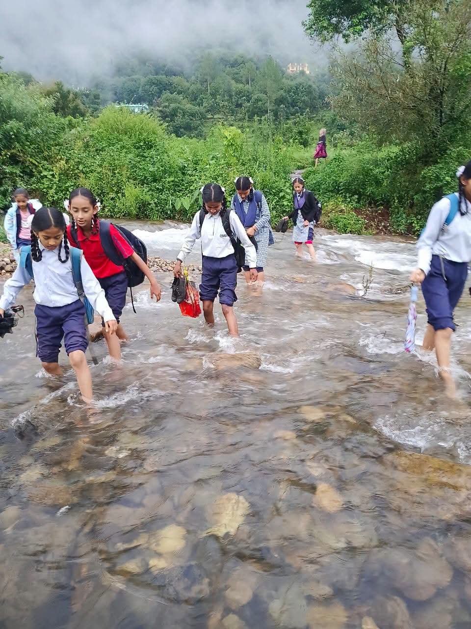 जान जोखिम में डालकर स्कूल जाने को मजबूर हैं ‘देश का भविष्य’