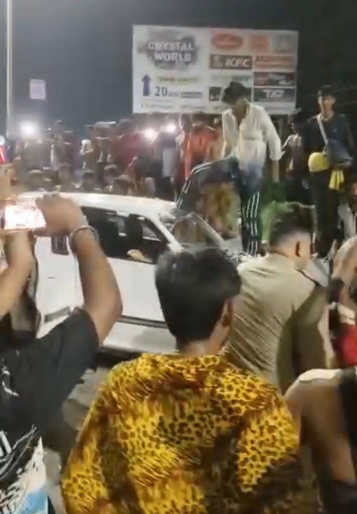कांवड़ यात्रा के दौरान कार की टक्कर से कांवड़ खंडित, गुस्साए श्रद्धालुओं ने कार में की तोड़फोड़