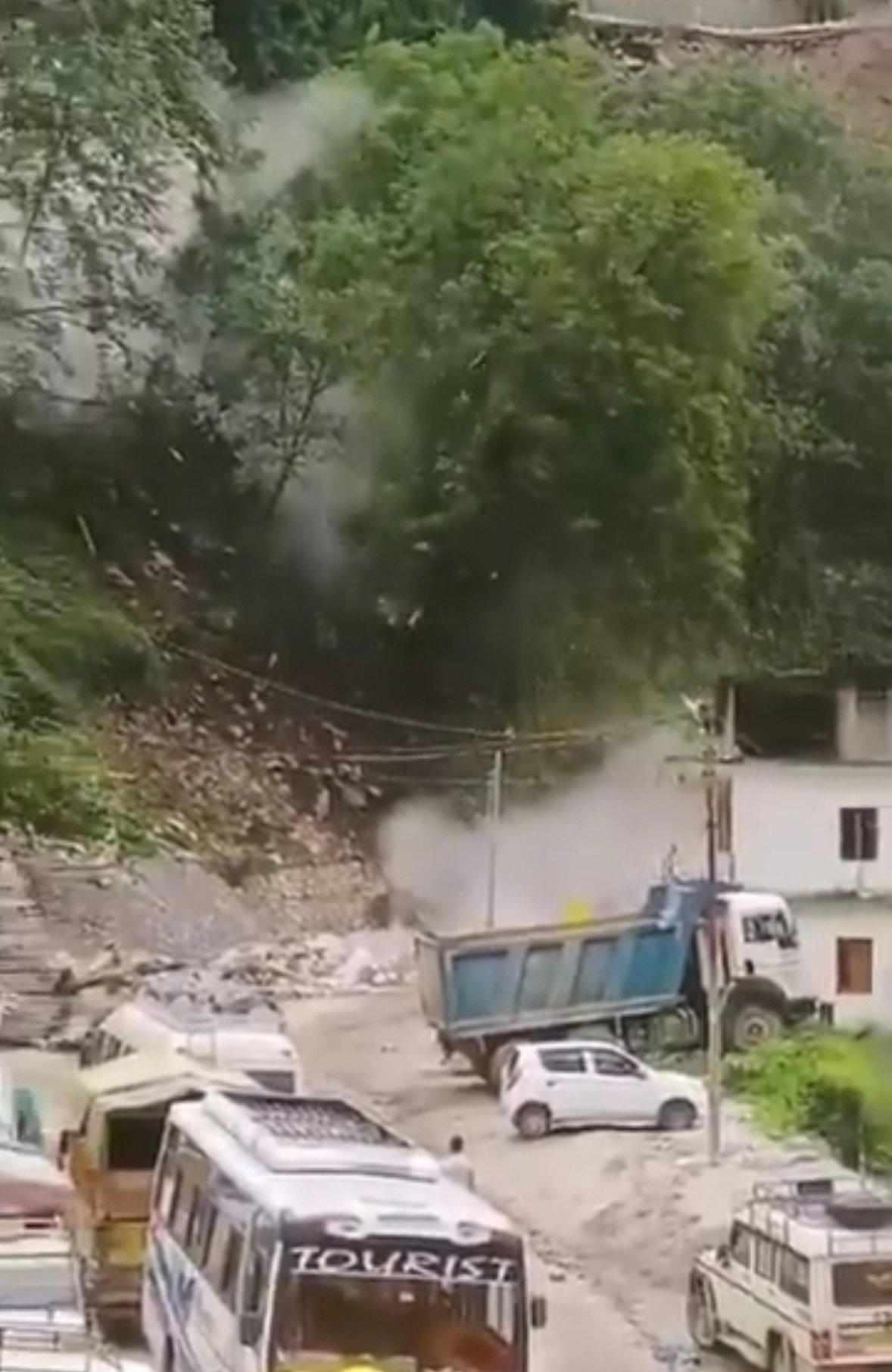 यमुनोत्री मार्ग पर बड़ा खतरा टला