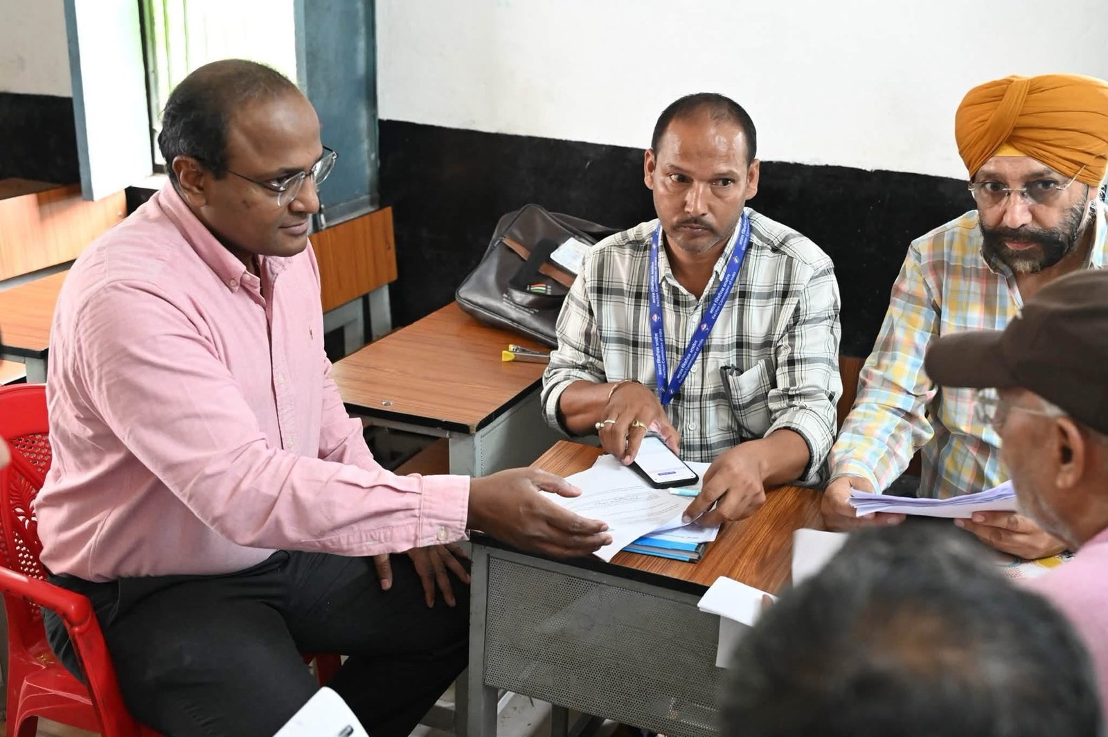 मुख्य निर्वाचन अधिकारी ने किया मतदान केंद्रों का निरीक्षण, मतदाताओं से लिया फीडबैक