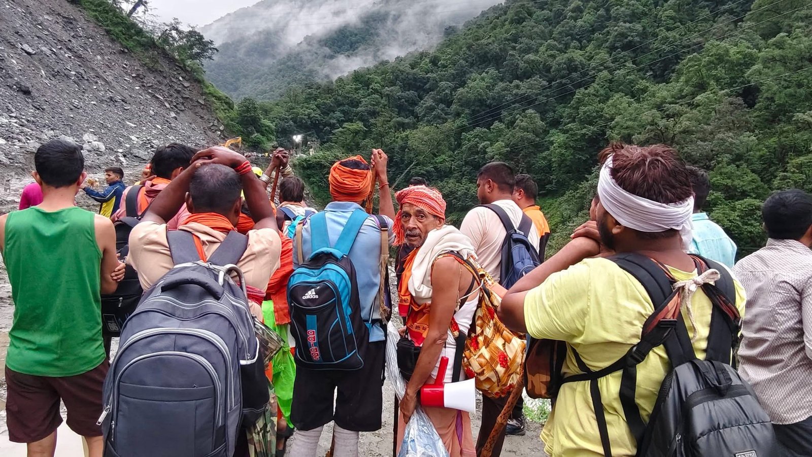 केदारनाथ यात्रा मार्ग सोनप्रयाग के पास भूस्खलन से बंद, हजारों श्रद्धालु फंसे